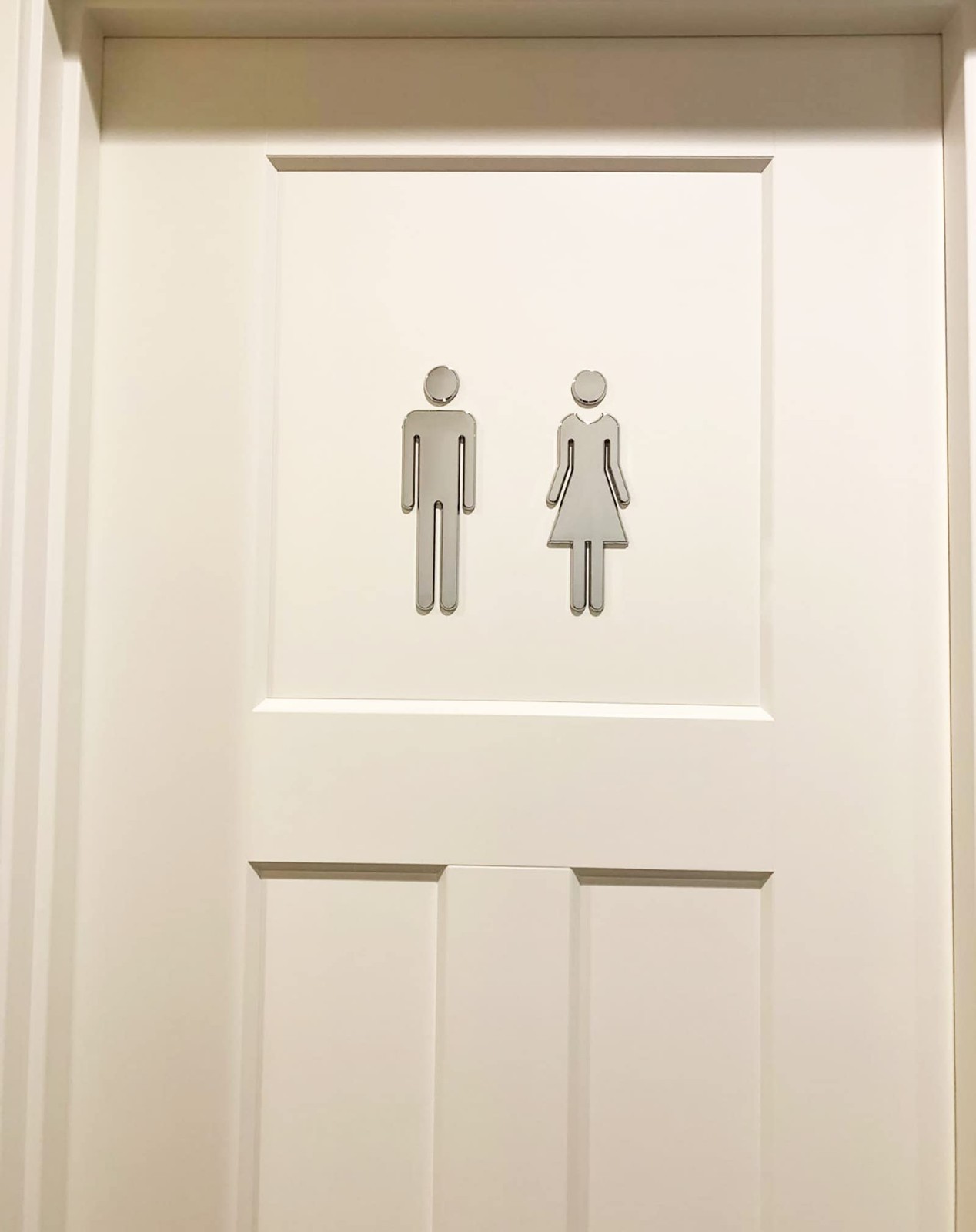 RJWKAZ Acrylic Adhesive Backed Men’s and Women’s Bathroom Sign 7.8″ (Silver)
