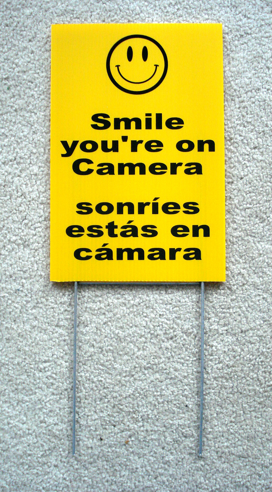 SMILE YOU’RE ON CAMERA SIGN 8″x12″ w/ Stake Security Surveillance Spanish
