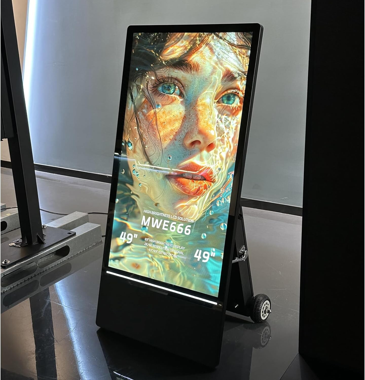 43 inch Rechargeable Portable Outdoor Digital Signage Displays IP55 Waterproof