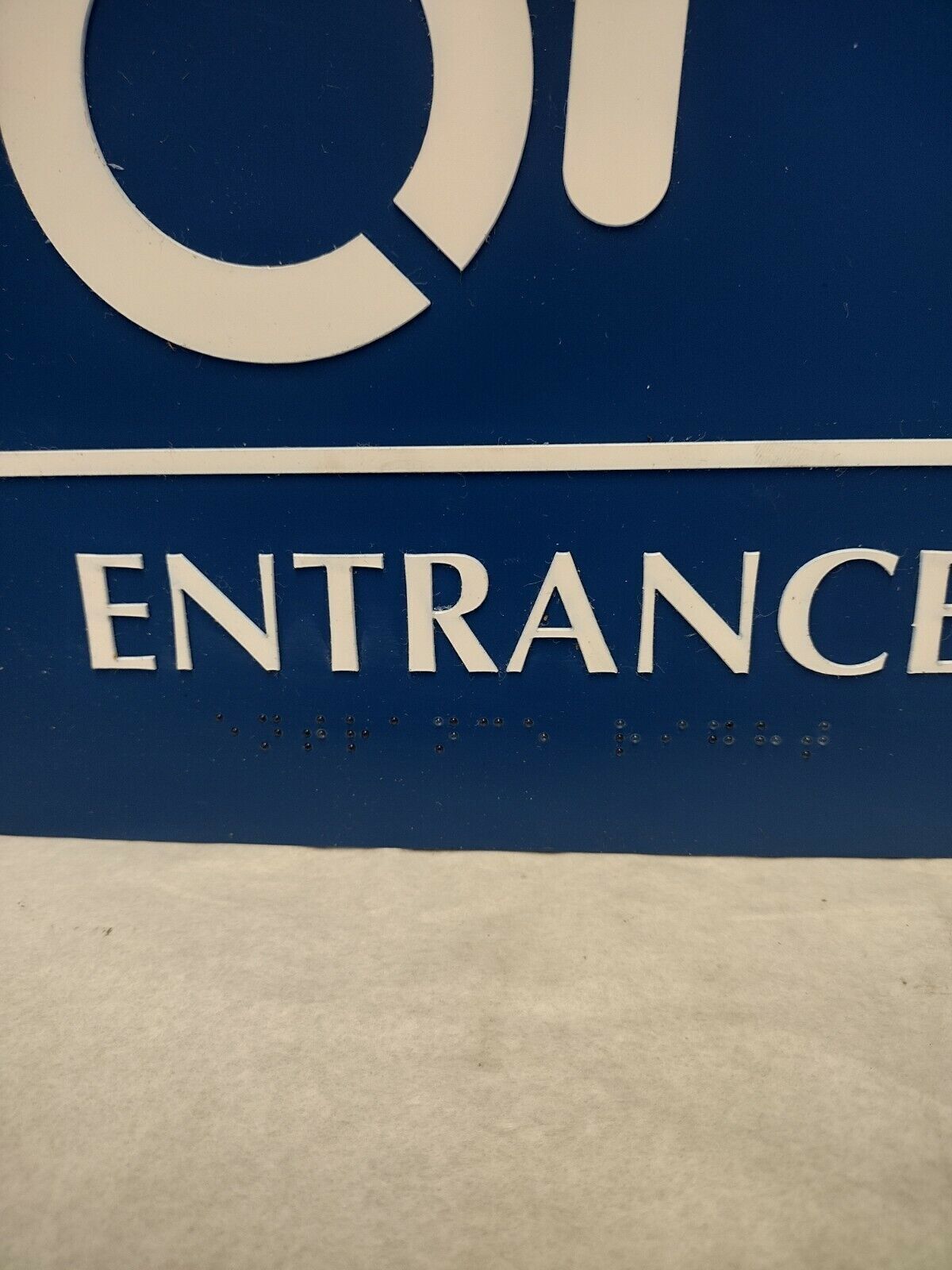 Handicap Accessible/ Entrance Signs w/Right Arrow 9X9IN./Plastic