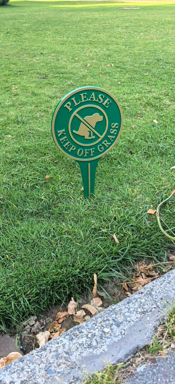 Keep Off Grass Yard Sign – Green Metal Lawn Decor, Dog Silhouette, Heavy-Duty 11