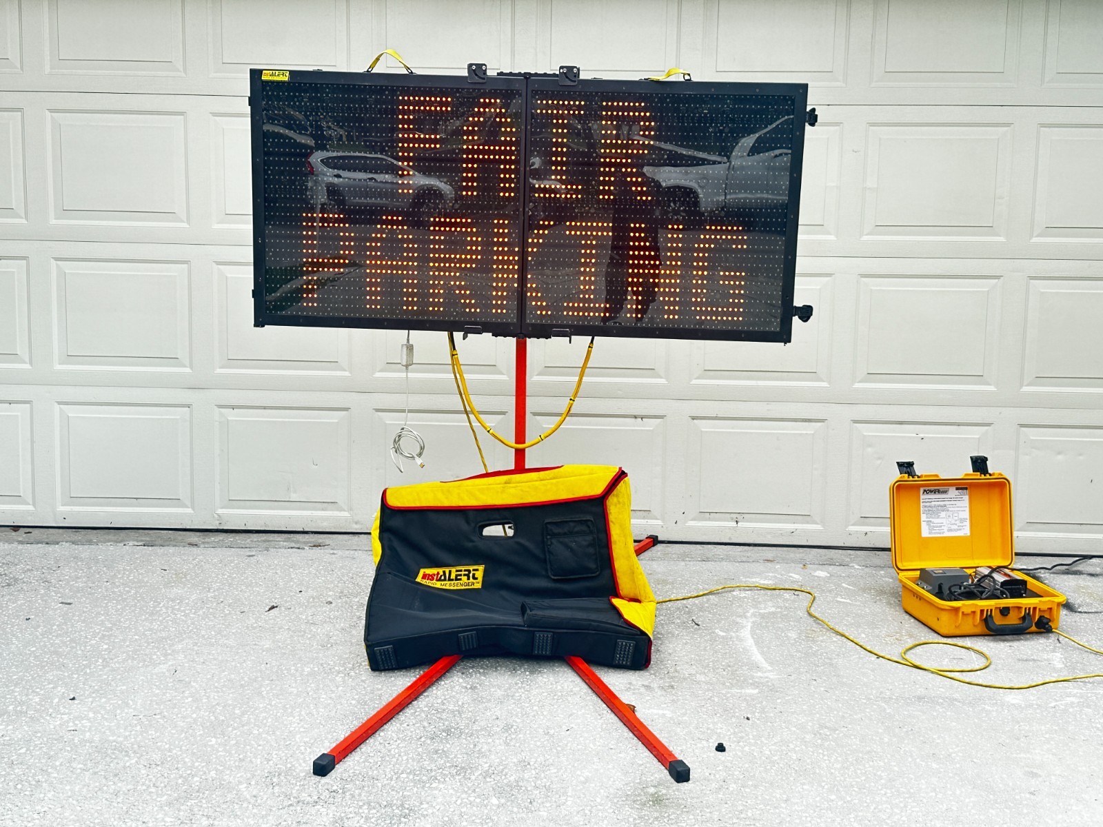 INSTALERT RAPID INSTANT MESSENGER LED DISPLAY SIGN + TRIPOD + BATTERY + SOFTWARE