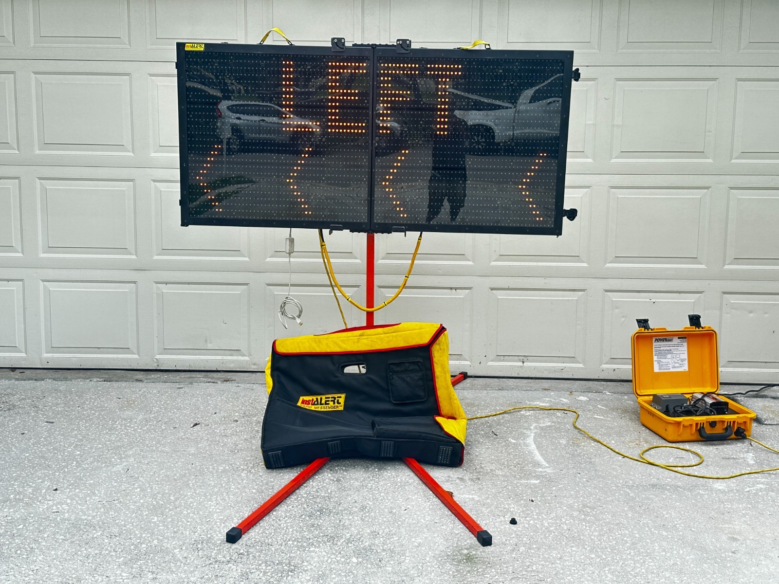 INSTALERT RAPID INSTANT MESSENGER LED DISPLAY SIGN + TRIPOD + BATTERY + SOFTWARE