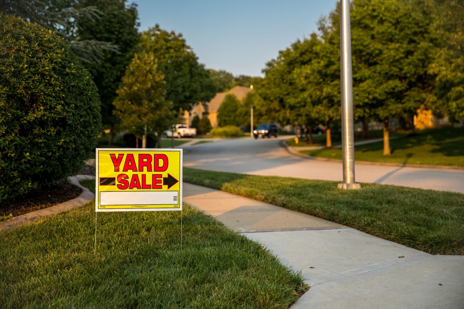Yard Sale Sign W/ Stake, 22″ x 32″ Fully Assembled with Metal Stake, 10 pack
