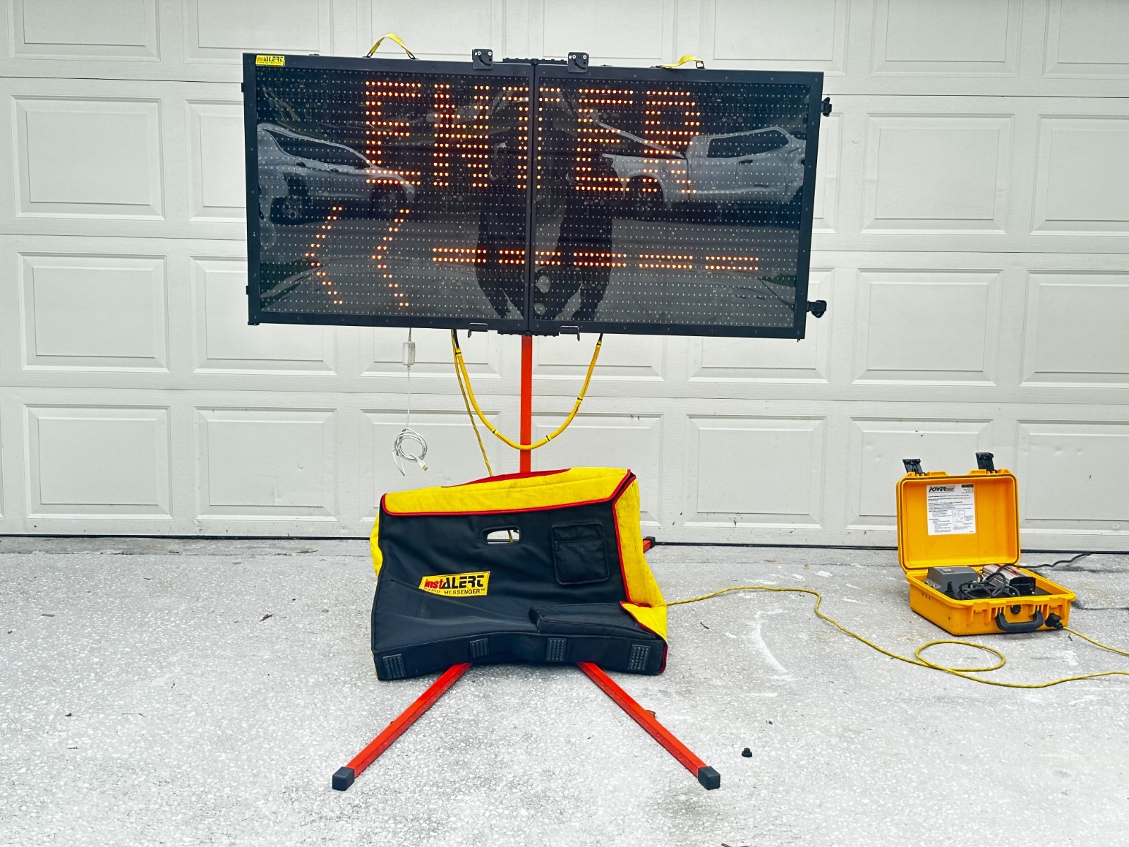 INSTALERT RAPID INSTANT MESSENGER LED DISPLAY SIGN + TRIPOD + BATTERY + SOFTWARE